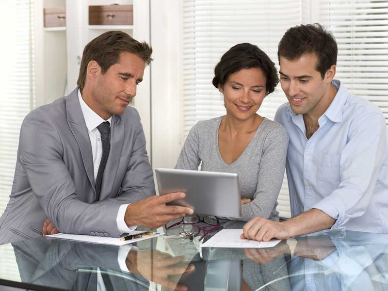 Property broker in chats with the customer.